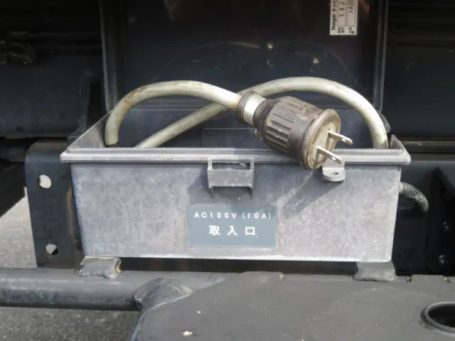 外部電源取り入れ口です。|日野 デュトロ TKG-XZU640F(2WD)の写真18