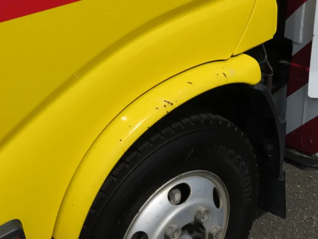 助手席側フェンダーに細かいキズ・サビがあります。|日野 デュトロ TKG-XZU640F(2WD)の写真19