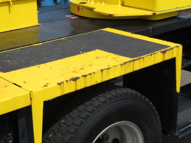 踊り場の助手席側にサビがあります。|日野 デュトロ TKG-XZU640F(2WD)の写真20