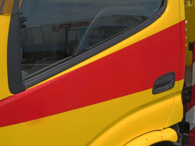 助手席ドアに看板日焼け跡があります。|日野 デュトロ TKG-XZU640F(2WD)の写真29