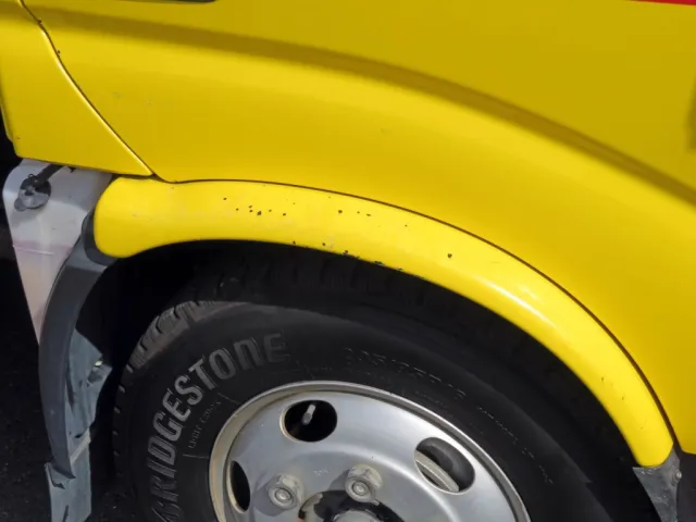 運転席側フロントフェンダーに細かいキズ・サビがあります。|日野 デュトロ TKG-XZU640F(2WD)の写真32