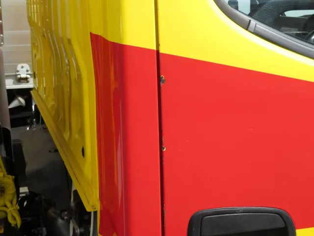 運転席ドア後端にキズ・サビがあります。|日野 デュトロ TKG-XZU640F(2WD)の写真33