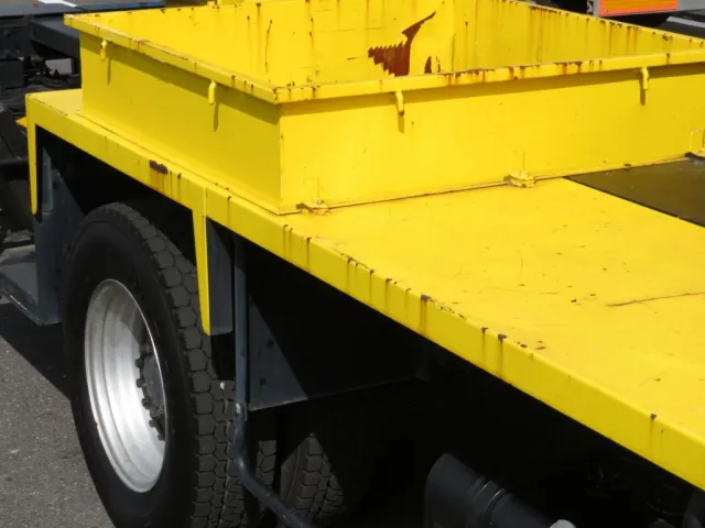 踊り場の運転席側にサビがあります。|日野 デュトロ TKG-XZU640F(2WD)の写真36