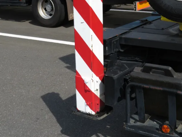 アウトリガー表面に細かいサビがあります。|日野 デュトロ TKG-XZU640F(2WD)の写真38