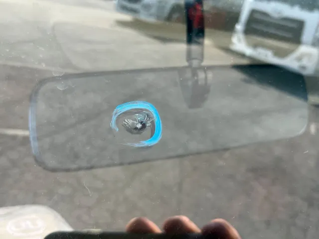 フロントガラスに飛び石があります。|日野 プロフィア 2DG-SH1EDGGの写真17