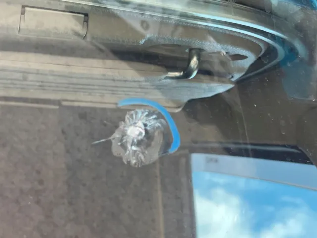 フロントガラスに飛び石があります。|日野 プロフィア 2DG-SH1EDGGの写真18