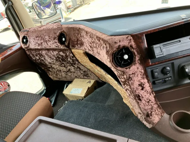 助手席側パネル周りはクロス張りしてあります。|日野 プロフィア 2DG-SH1EDGGの写真23