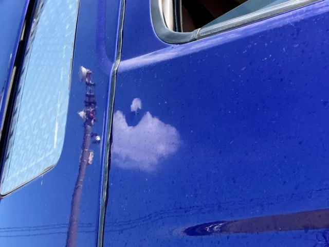 運転席側ドアに少し凹みがあります。|日野 プロフィア 2DG-SH1EDGGの写真31