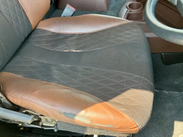 運転席座面にヘタリ・破れがあります。|日野 プロフィア 2DG-SH1EDGGの写真36