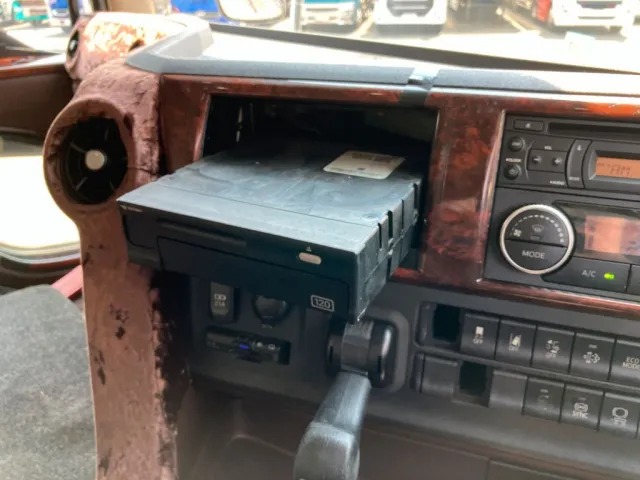 2DINボックスのブラケットが欠品しています。|日野 プロフィア 2DG-SH1EDGGの写真38