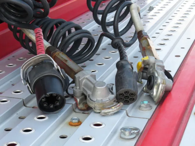 接続コネクターです。|日野 プロフィア 2DG-SH1EDGGの写真11