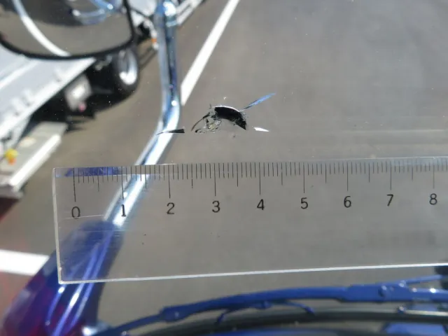 フロントガラス助手席側に飛び石跡があります。|日野 プロフィア 2DG-SH1EDGGの写真14