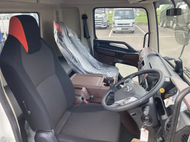 車内です。|日野 レンジャー 2KG-FE2ACAの写真11