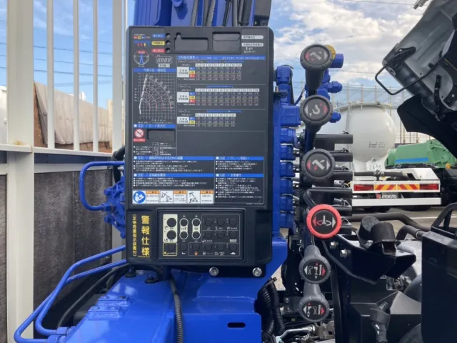 クレーンの操作レバーと表示器の状態です。|日野 レンジャー 2KG-FE2ACAの写真20