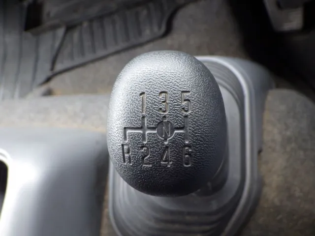 MT６速です。|いすゞ フォワード TKG-FRR90S2(2WD)の写真15