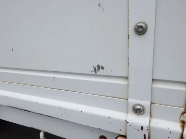 左右のアオリにキズ・サビがあります。|いすゞ フォワード TKG-FRR90S2(2WD)の写真27