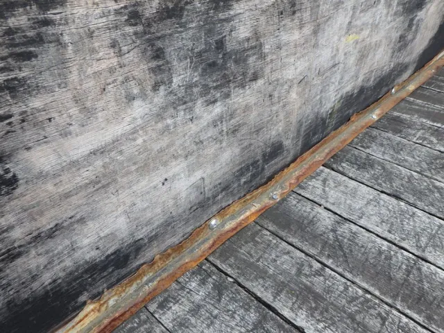 床板に歪み・削れがあります。|いすゞ フォワード TKG-FRR90S2(2WD)の写真31