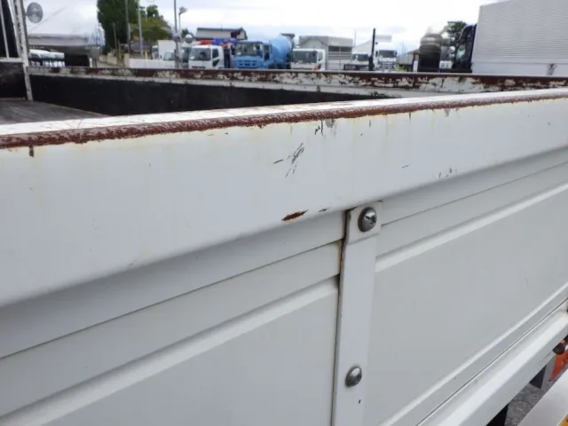 リヤアオリにキズ・サビがあります。|いすゞ フォワード TKG-FRR90S2(2WD)の写真33