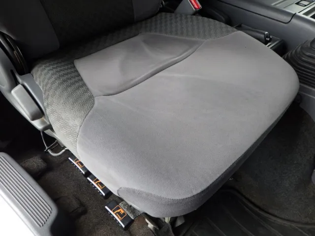 運転席座面にヘタリがあります。|いすゞ フォワード TKG-FRR90S2(2WD)の写真36