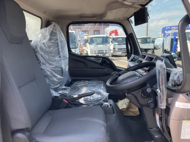 車内です。|三菱 キャンター 2RG-FBA60(2WD)の写真8