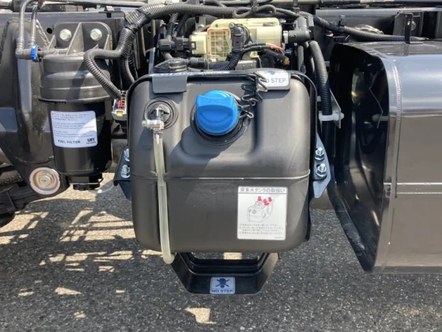アドブルータンクです。|三菱 キャンター 2RG-FBA60(2WD)の写真27