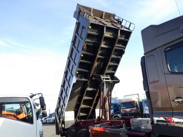 ボディー裏側の状態です。|日野 プロフィア QKG-FS1EPEAの写真9