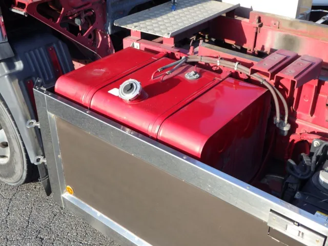 燃料タンクは３００Lです。|日野 プロフィア QKG-FS1EPEAの写真15