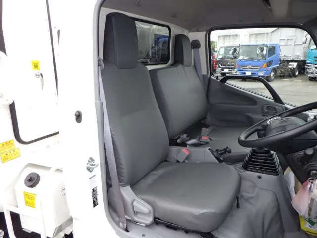 乗車定員は3名です。|トヨタ アトラス 2KG-XZU605A(2WD)の写真6