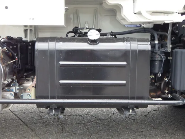 燃料タンクは70Lです。|トヨタ アトラス 2KG-XZU605A(2WD)の写真22