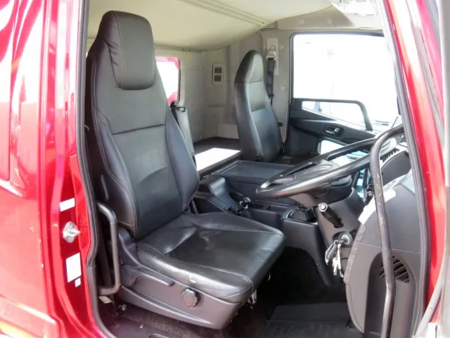 運転席座面にヘタリ・破れがあります。|三菱 ファイター 2DG-FQ62Fの写真6