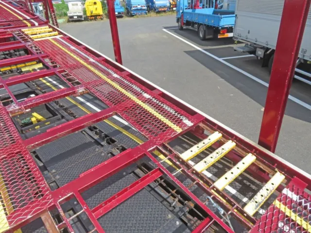 2階にタイヤ落とし2カ所有りです)※前方にもあります。|三菱 ファイター 2DG-FQ62Fの写真13