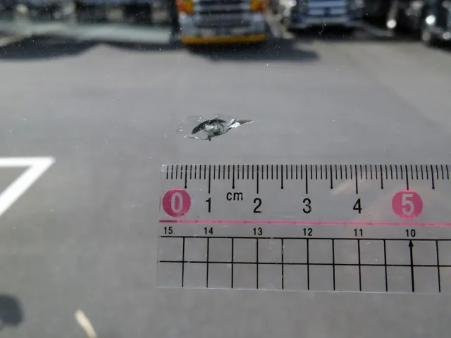 フロントガラスに飛び石跡があります。|三菱 ファイター 2DG-FQ62Fの写真33