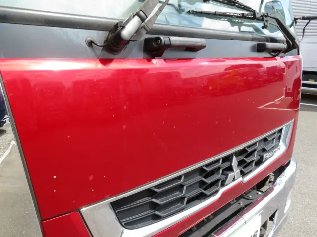 フロントパネルに細かいキズがあります。|三菱 ファイター 2DG-FQ62Fの写真34