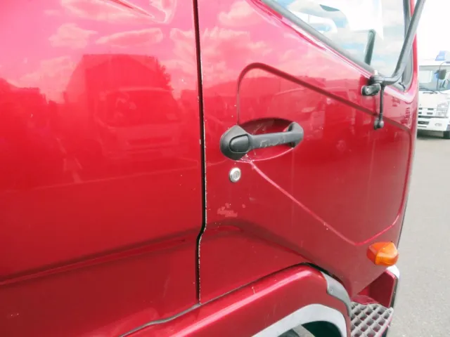 運転席側ドアに細かいキズがあります。|三菱 ファイター 2DG-FQ62Fの写真38