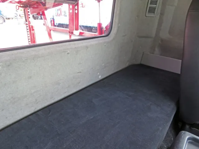 キャブ後方内張りにキズ・スレがあります。|三菱 ファイター 2DG-FQ62Fの写真43