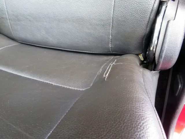 助手席側座面にひび割れがあります。|三菱 ファイター 2DG-FQ62Fの写真44