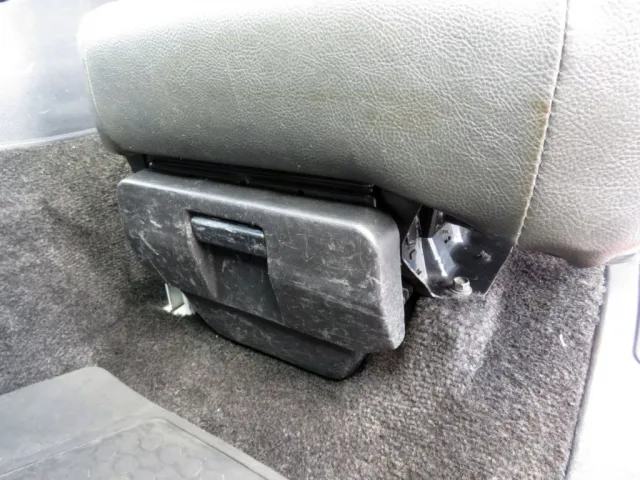 助手席側座面下部の物入にキズ・スレがあります。|三菱 ファイター 2DG-FQ62Fの写真45
