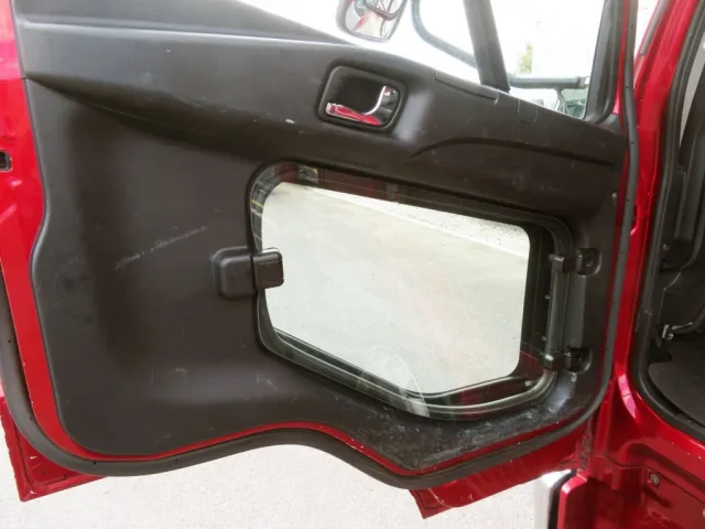 助手席側ドア内張りにキズ・スレがあります。|三菱 ファイター 2DG-FQ62Fの写真48