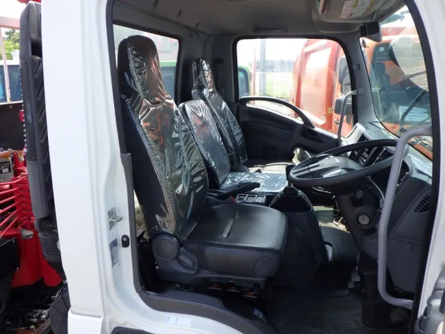 乗車定員は3名です。|いすゞ フォワード 2PG-FRR90S1(2WD)の写真6