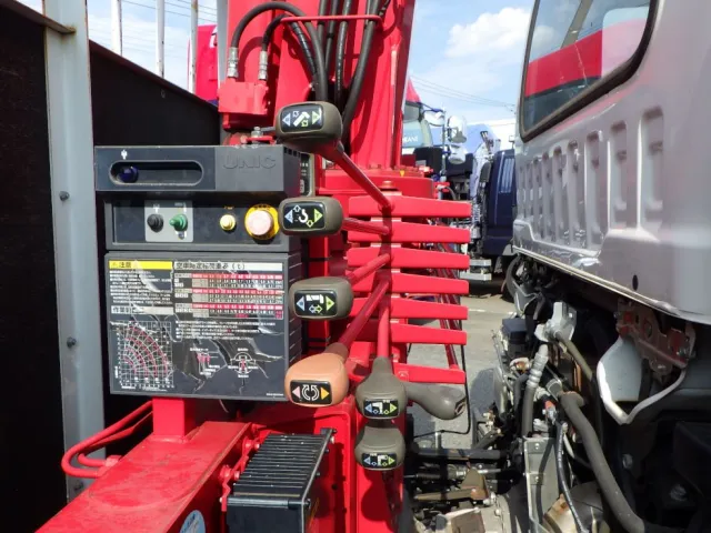 クレーンの操作レバーです。|いすゞ フォワード 2PG-FRR90S1(2WD)の写真12