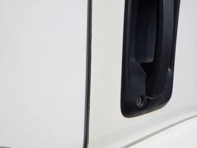 運転席側ドアにキズがあります。(助手席側にもあります)|いすゞ フォワード 2PG-FRR90S1(2WD)の写真22