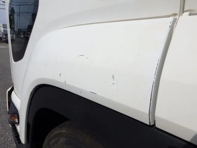助手席側フェンダーにキズがあります。(運転席側にもあります)|いすゞ フォワード 2PG-FRR90S1(2WD)の写真23