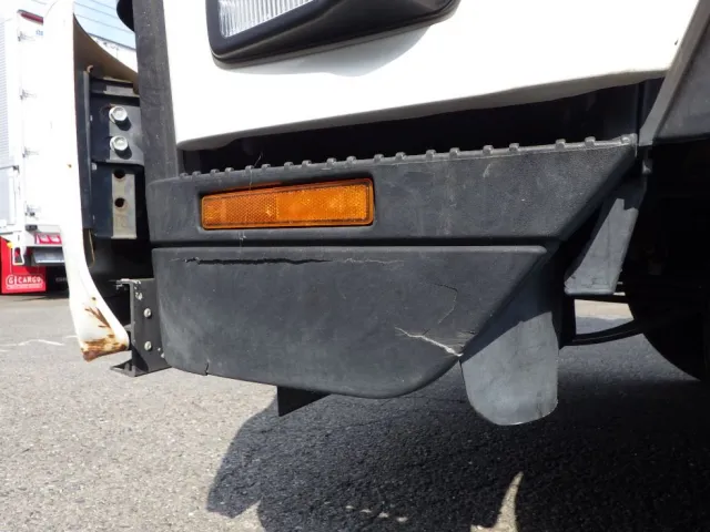 助手席側ステップカバーに割れがあります。|いすゞ フォワード 2PG-FRR90S1(2WD)の写真24