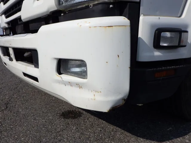 フロントバンパーの助手席側にキズ・サビ・ヘコミがあります。(運転席側にもあります)|いすゞ フォワード 2PG-FRR90S1(2WD)の写真26