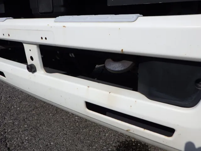 フロントバンパーに飛び石キズがあります。|いすゞ フォワード 2PG-FRR90S1(2WD)の写真27