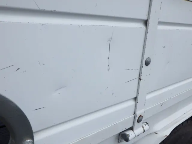 左右のアオリにキズ・サビ・ヘコミがあります。|いすゞ フォワード 2PG-FRR90S1(2WD)の写真31