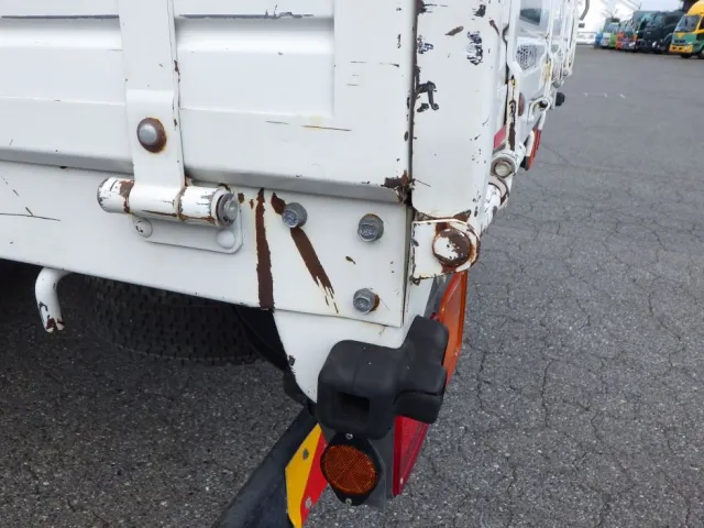 ボディー後方の助手席側に歪みがあります。|いすゞ フォワード 2PG-FRR90S1(2WD)の写真32