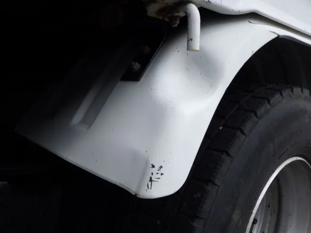 助手席側リヤフェンダーにキズ・ヘコミがあります。(運転席側にもあります)|いすゞ フォワード 2PG-FRR90S1(2WD)の写真34