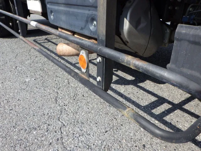左右のサイドバンパーにキズ・サビがあります。|いすゞ フォワード 2PG-FRR90S1(2WD)の写真35