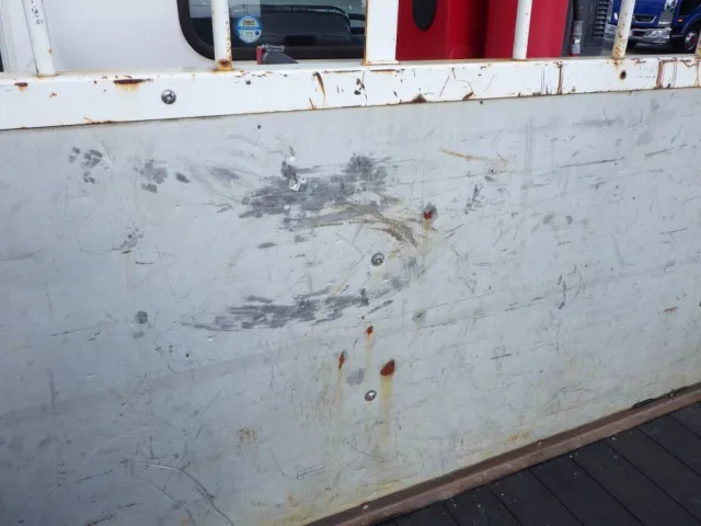 プロテクター裏側にキズ・サビ・ヘコミがあります。|いすゞ フォワード 2PG-FRR90S1(2WD)の写真39